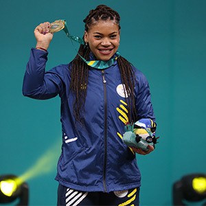 Angie Paola Palacios Dajomes montrant sa médaille